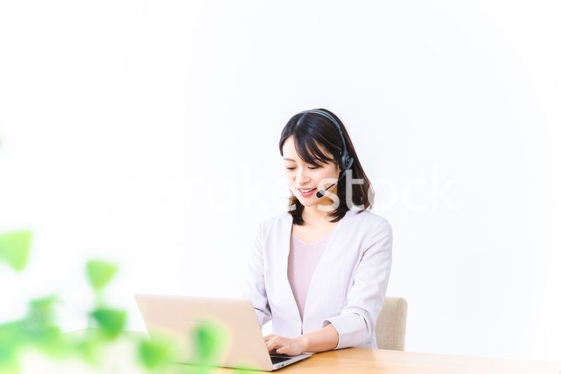 コールセンターでお客様対応をする若い女性