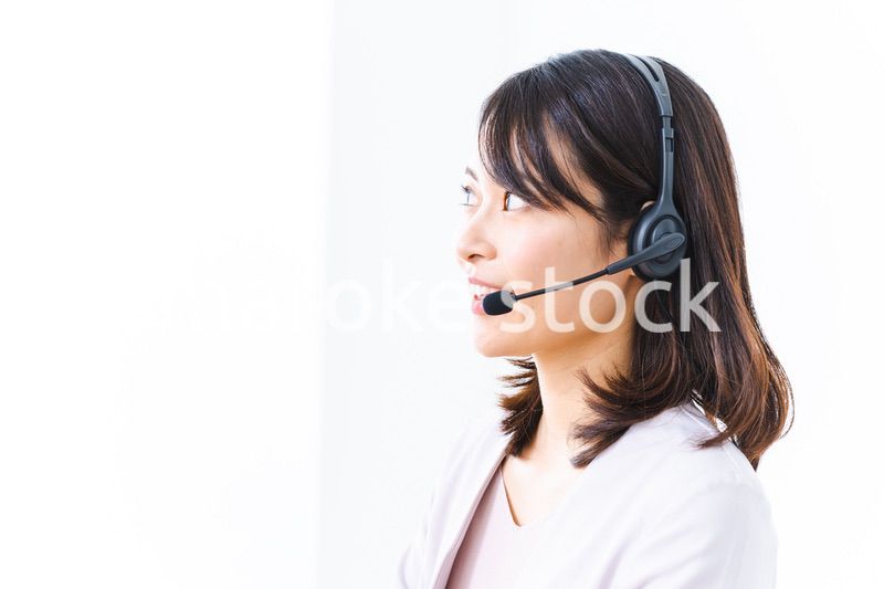 コールセンターでお客様対応をする若い女性