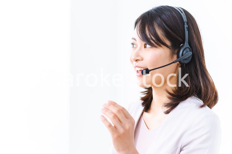 コールセンターでお客様対応をする若い女性