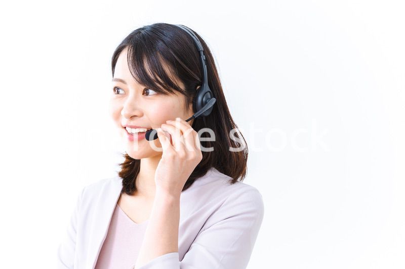 コールセンターでお客様対応をする若い女性