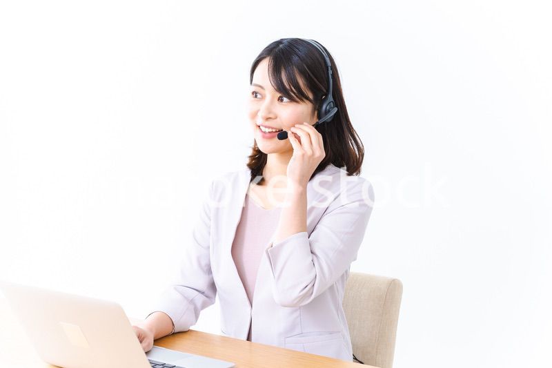 コールセンターでお客様対応をする若い女性