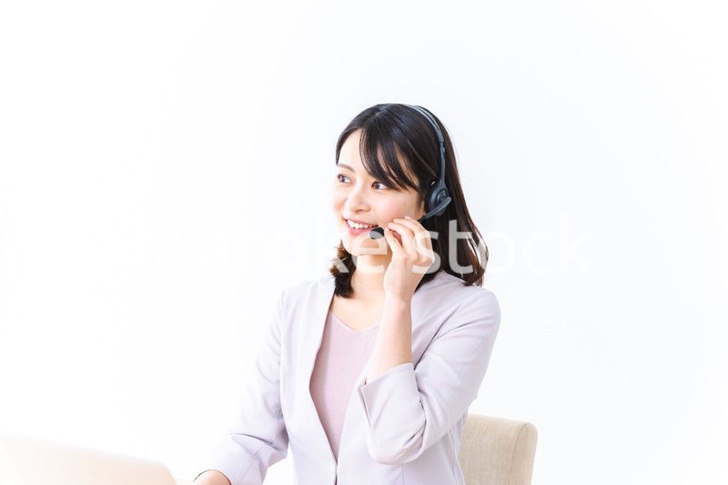 コールセンターでお客様対応をする若い女性
