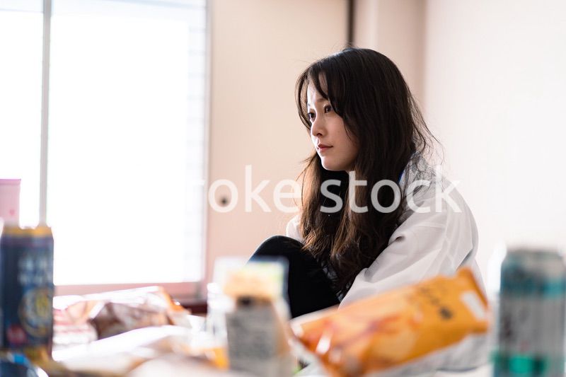 二日酔いに苦しむ若い女性