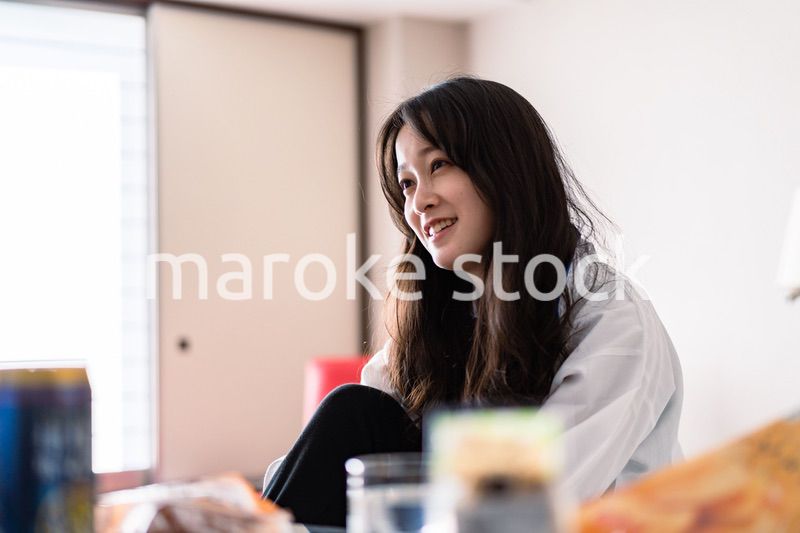 二日酔いに苦しむ若い女性