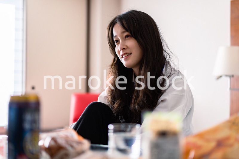 二日酔いに苦しむ若い女性