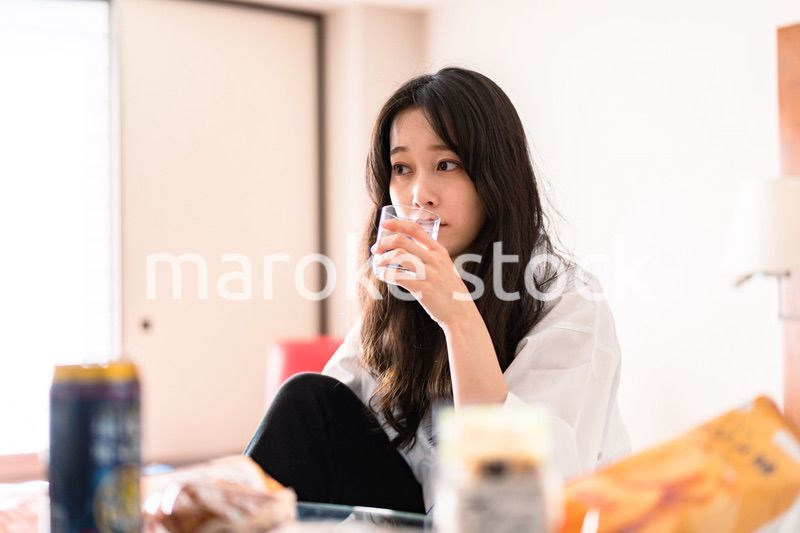 二日酔いに苦しむ若い女性