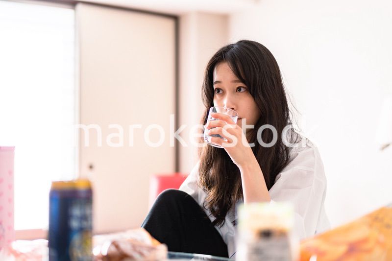 二日酔いに苦しむ若い女性