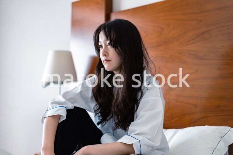 二日酔いに苦しむ若い女性