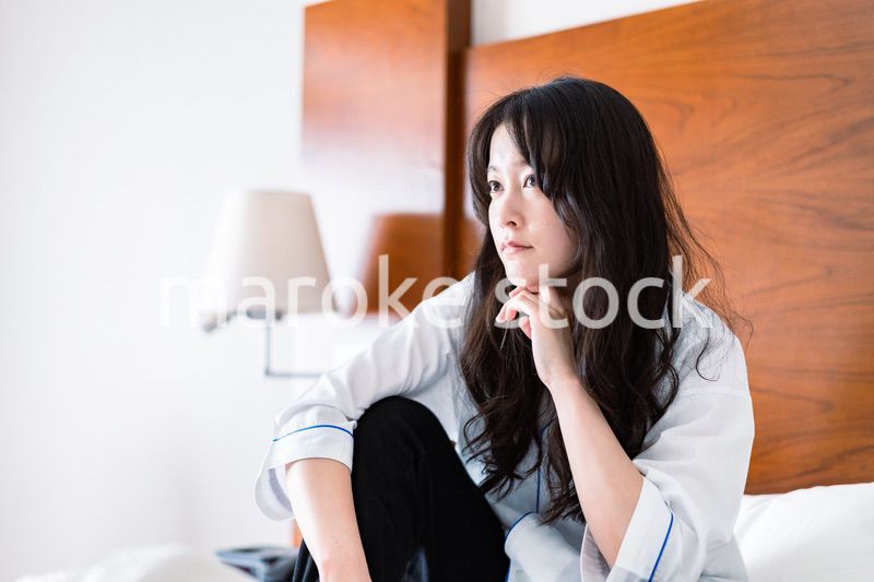 二日酔いに苦しむ若い女性