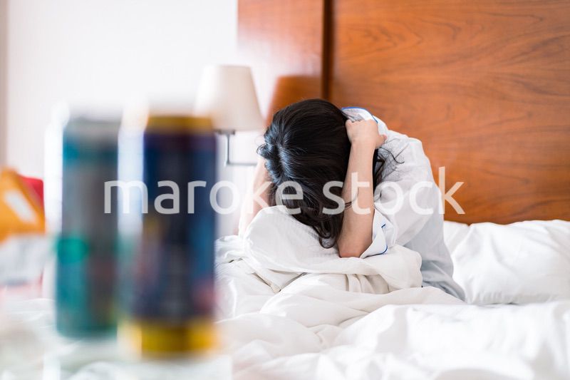 二日酔いに苦しむ若い女性