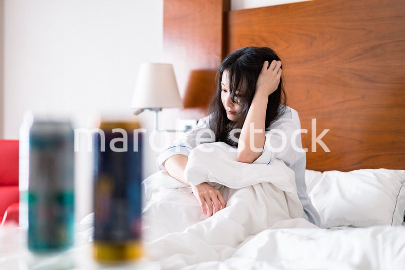 二日酔いに苦しむ若い女性