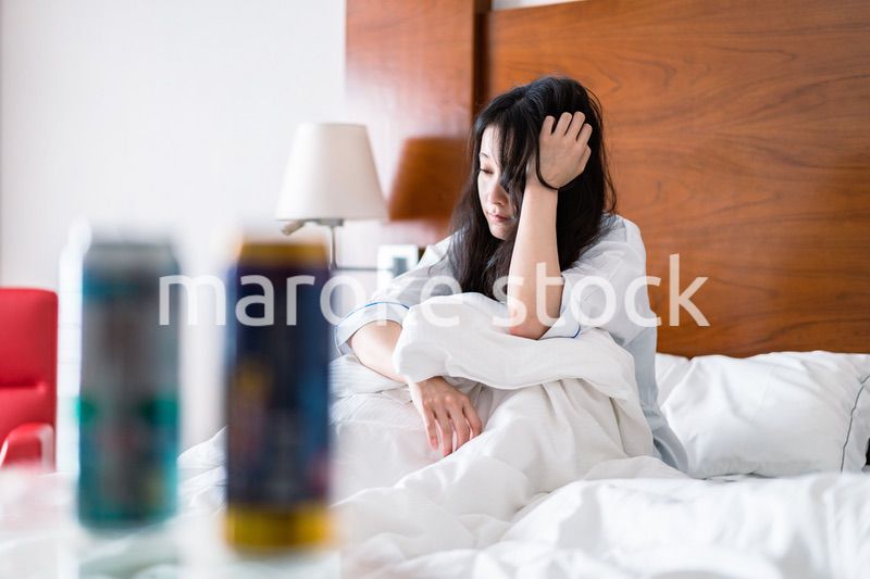 二日酔いに苦しむ若い女性