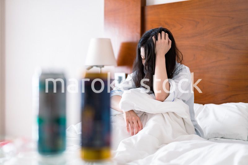 二日酔いに苦しむ若い女性