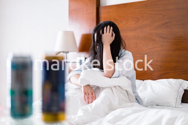 二日酔いに苦しむ若い女性