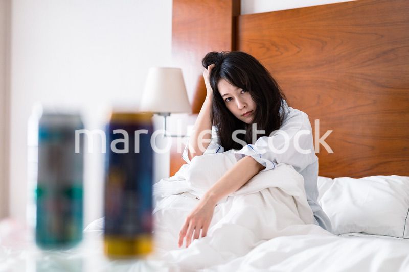 二日酔いに苦しむ若い女性