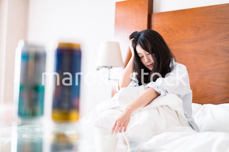二日酔いに苦しむ若い女性