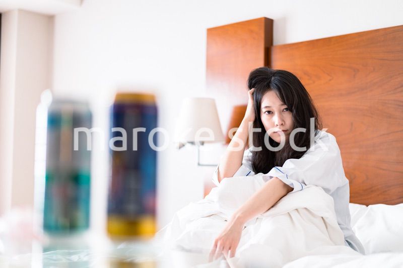 二日酔いに苦しむ若い女性