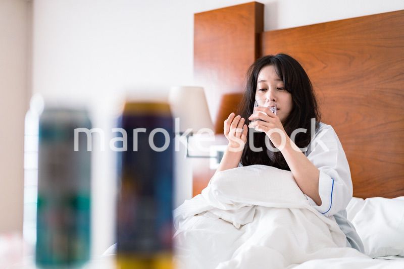 二日酔いに苦しむ若い女性