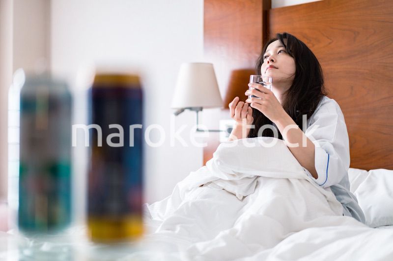 二日酔いに苦しむ若い女性