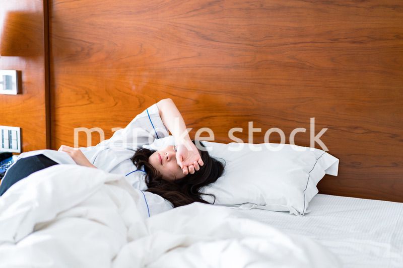 二日酔いに苦しむ若い女性