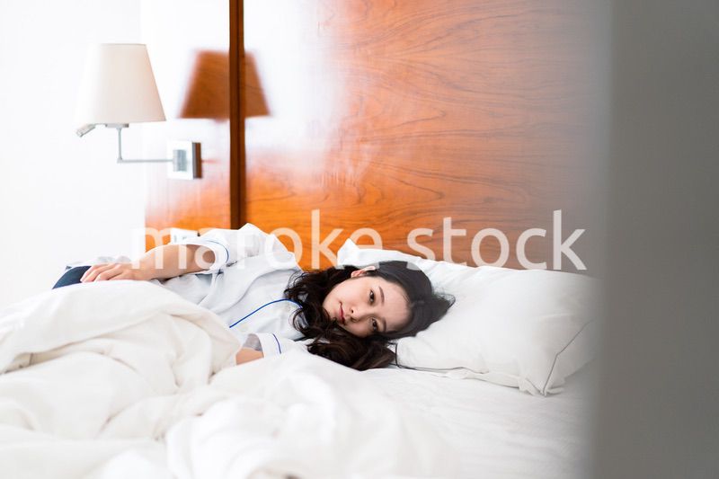 二日酔いに苦しむ若い女性