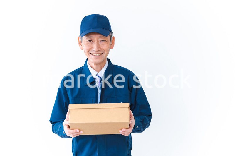 笑顔で配達をする高齢の男性