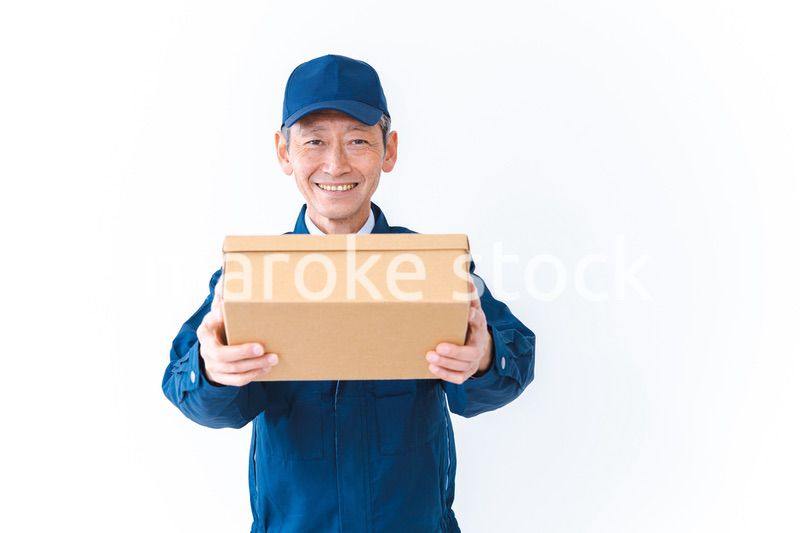笑顔で配達をする高齢の男性