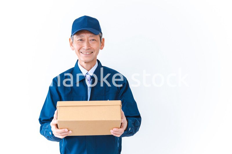 笑顔で配達をする高齢の男性