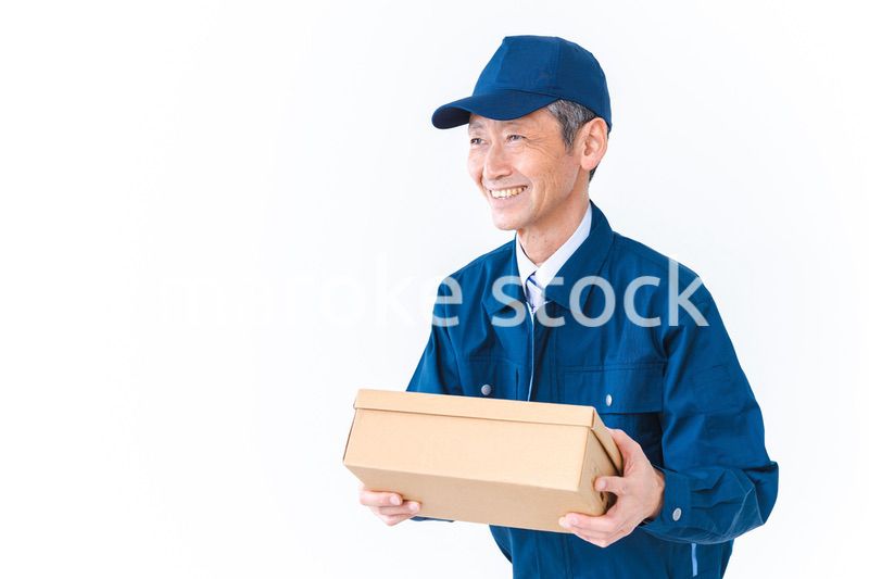 笑顔で配達をする高齢の男性