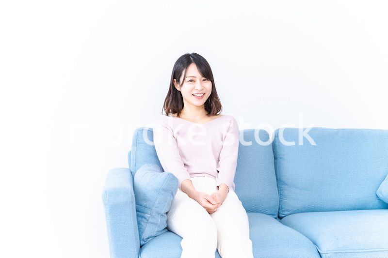 おうちでリラックスをする若い女性