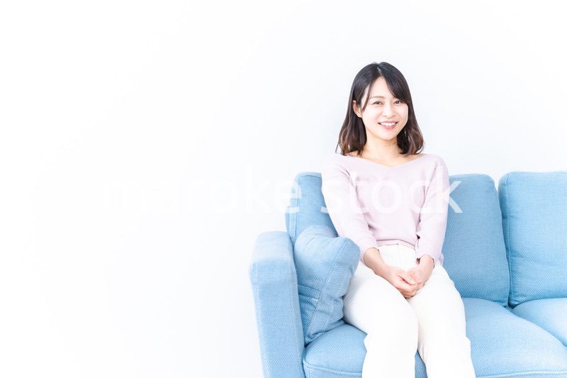 おうちでリラックスをする若い女性