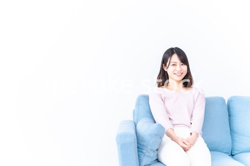 おうちでリラックスをする若い女性