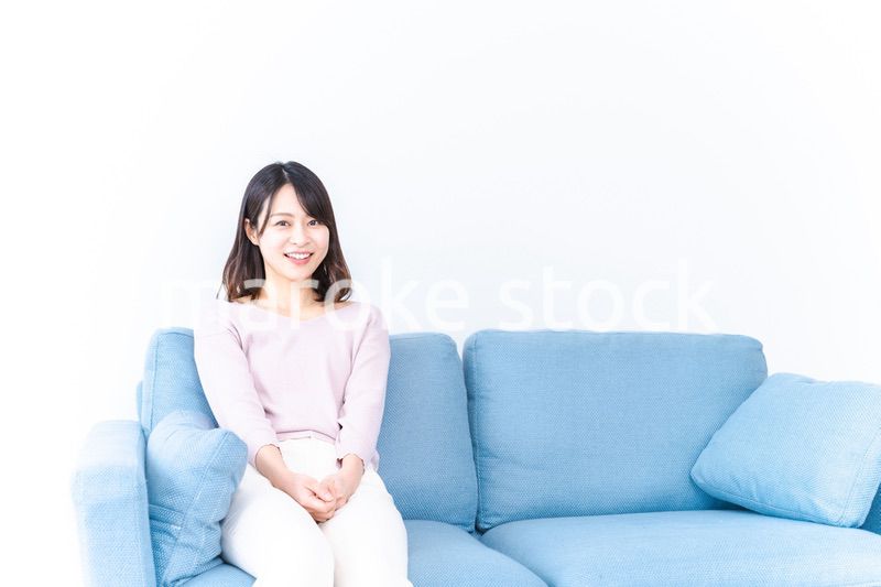 おうちでリラックスをする若い女性