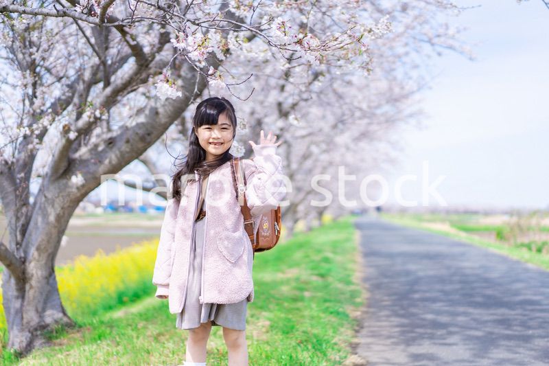 乳歯が抜けた小学生の女の子