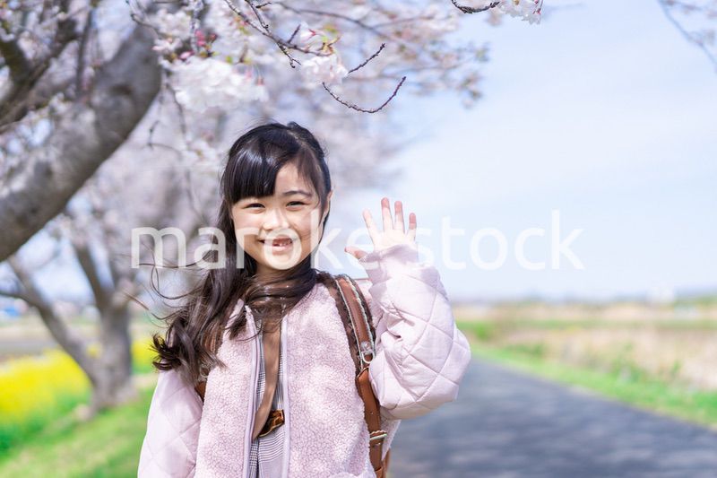 乳歯が抜けた小学生の女の子