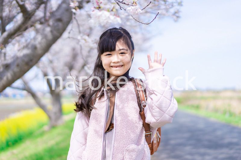 乳歯が抜けた小学生の女の子