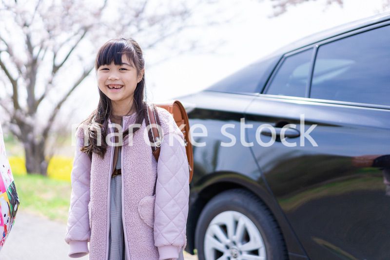 乳歯が抜けた小学生の女の子