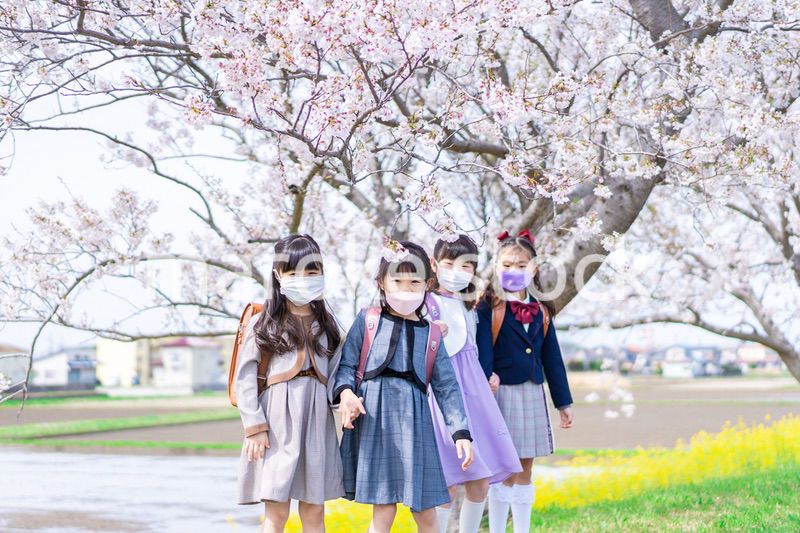 ランドセルを背負って登校する小学生たち