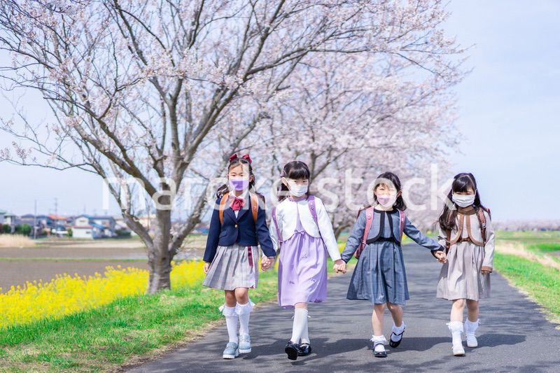 ランドセルを背負って登校する小学生たち