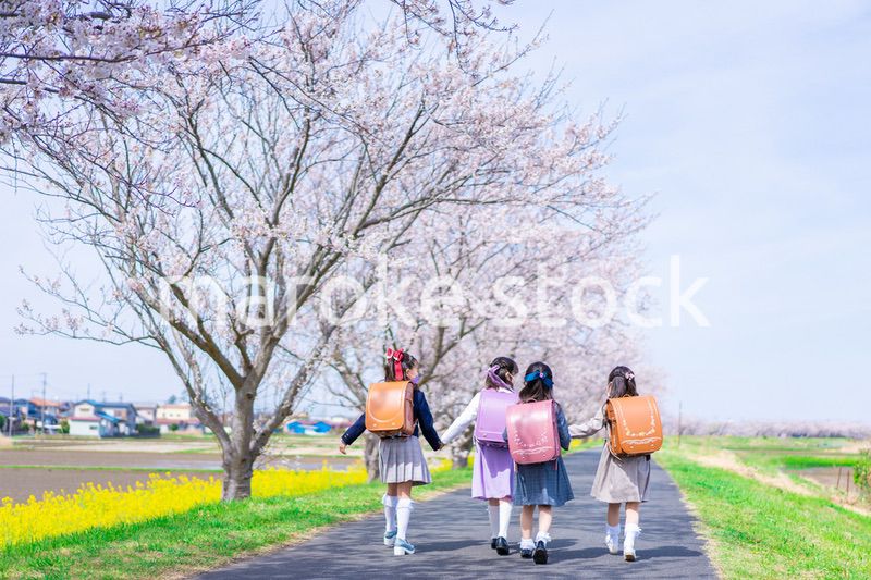 マスクをして小学校に登校する女の子たち