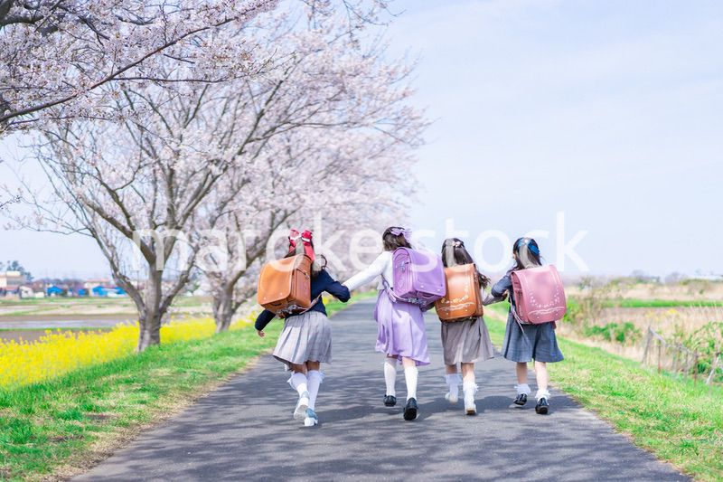 ランドセルを背負って登校する小学生たち