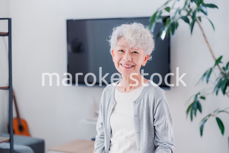 笑顔でいきいきと暮らすシニアの女性