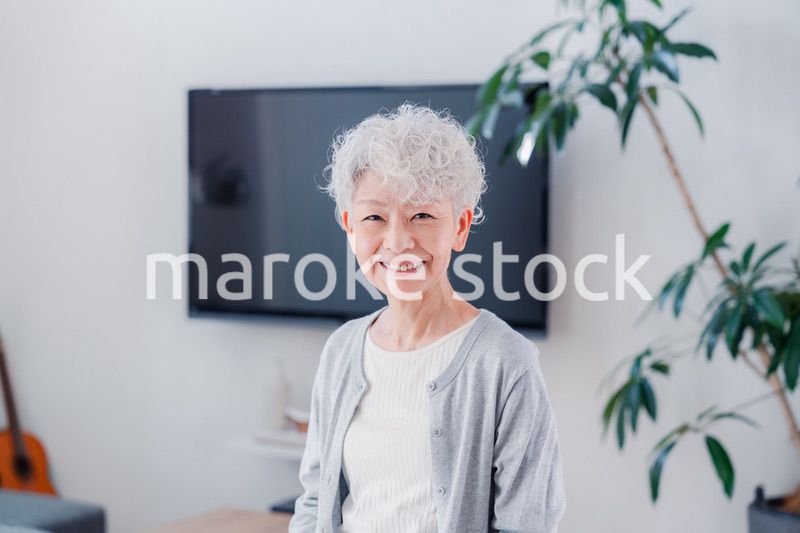 笑顔でいきいきと暮らすシニアの女性