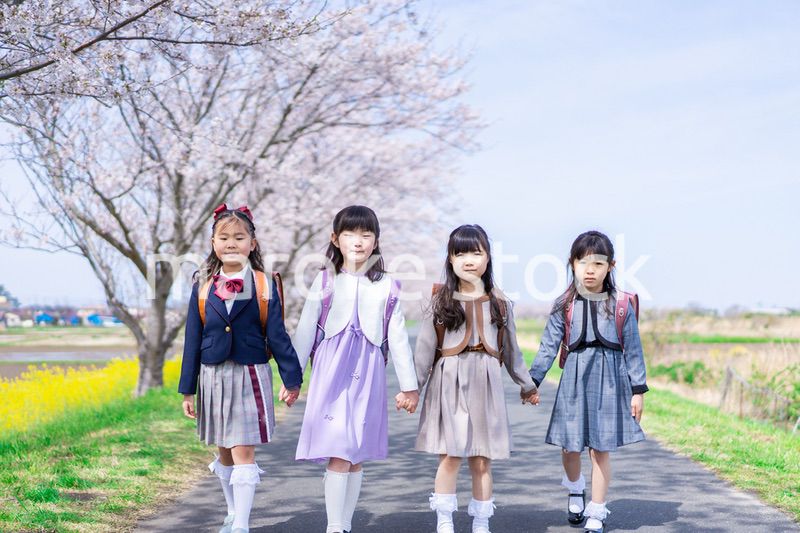 ランドセルを背負って登校する小学生たち