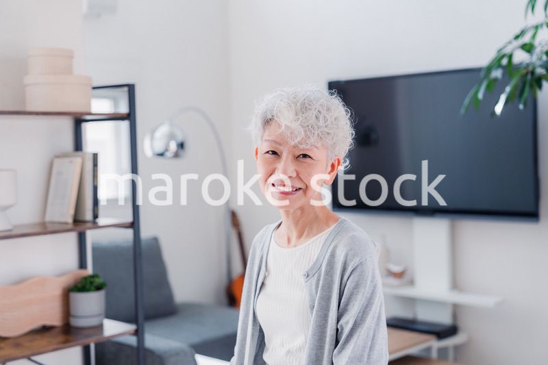 笑顔でいきいきと暮らすシニアの女性