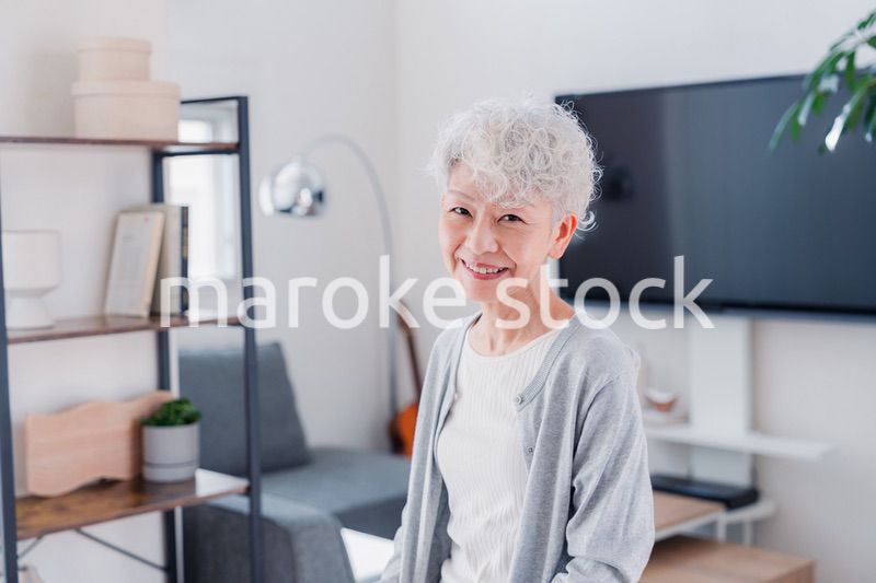 笑顔でいきいきと暮らすシニアの女性