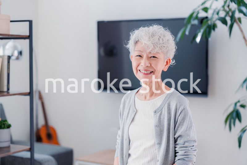 笑顔でいきいきと暮らすシニアの女性