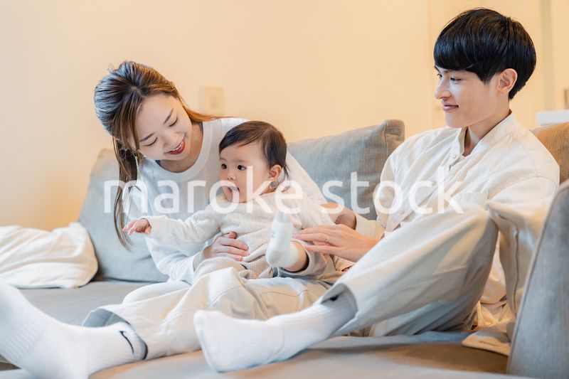 赤ちゃんとお家で過ごす幸せなファミリー