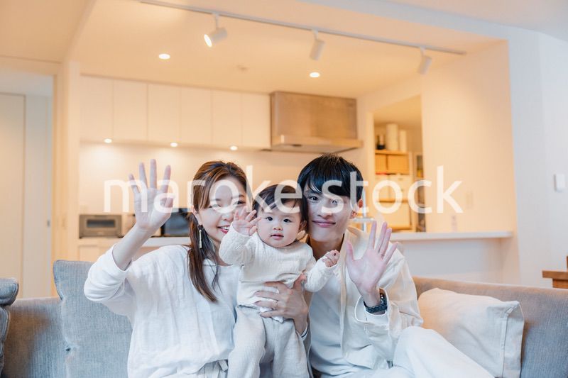 赤ちゃんとお家で過ごす幸せなファミリー