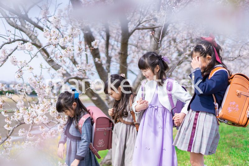 ランドセルを背負って登校する小学生たち